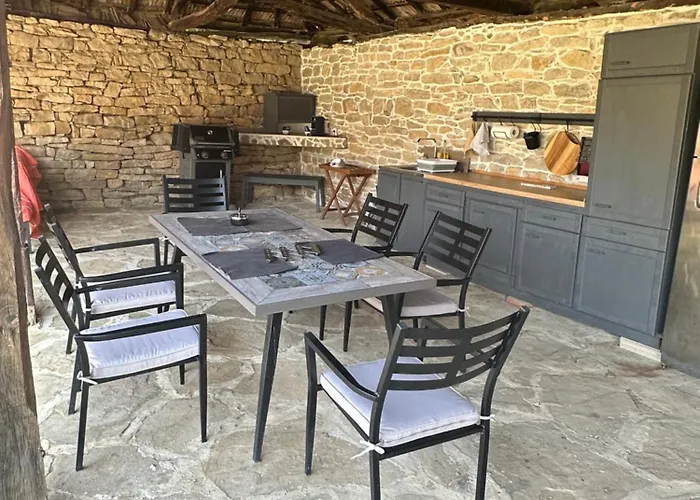 Chez Le Colonel Pool House *